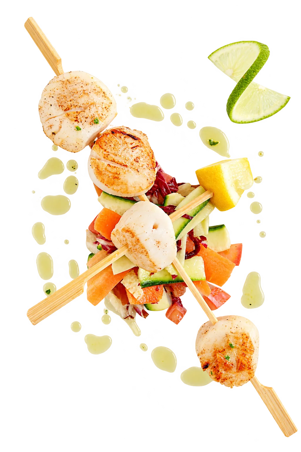 Vue de dessus de brochettes de noix de Saint-Jacques dorées posées sur une assiette blanche avec des légumes en dés, un morceau de citron et une rondelle de citron vert.