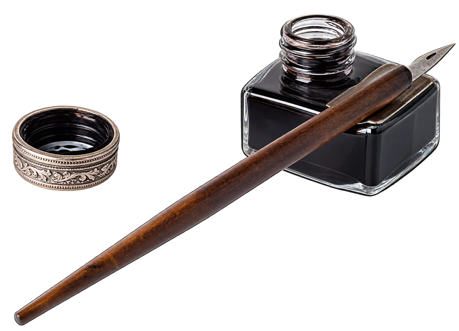 Un porte-plume en bois à plume métallique repose sur un encrier carré en verre rempli d'encre noire, à côté d'un petit godet métallique.